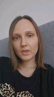 Портрет женщины в помещении, нейтральное выражение лица; фото-превью участницы Веры, иллюстрация кейса о курсе «Цельная жизнь» и личном росте.