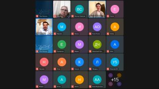 Скриншот видеозвонка: сетка аватаров участников и окно со спикерами, анонс марафона «Счастливая женщина».