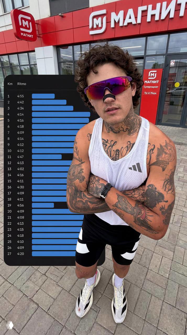 Портрет мужчины в спортивной майке и зеркальных очках на фоне фасада магазина «Магнит», поверх кадра — диаграмма пробегов и времени, сочетающая личный контент и графику.