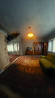 Скриншот из видео: размытой интерьер комнаты с висящей лампой, шкафом и диваном, ощущение движения кадра как демонстрация результата промпта Kling