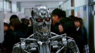 Кадр фильма с металлическим роботоподобным персонажем и толпой людей — пример сложной сцены с отражениями и деталями, важными при замене авто.