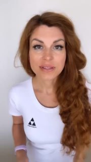 Крупный план женщины в белой футболке, говорящей в камеру на светлом нейтральном фоне; кадр видео, иллюстрирующий рассказ о кейсе Натальи и приглашении на интенсив.