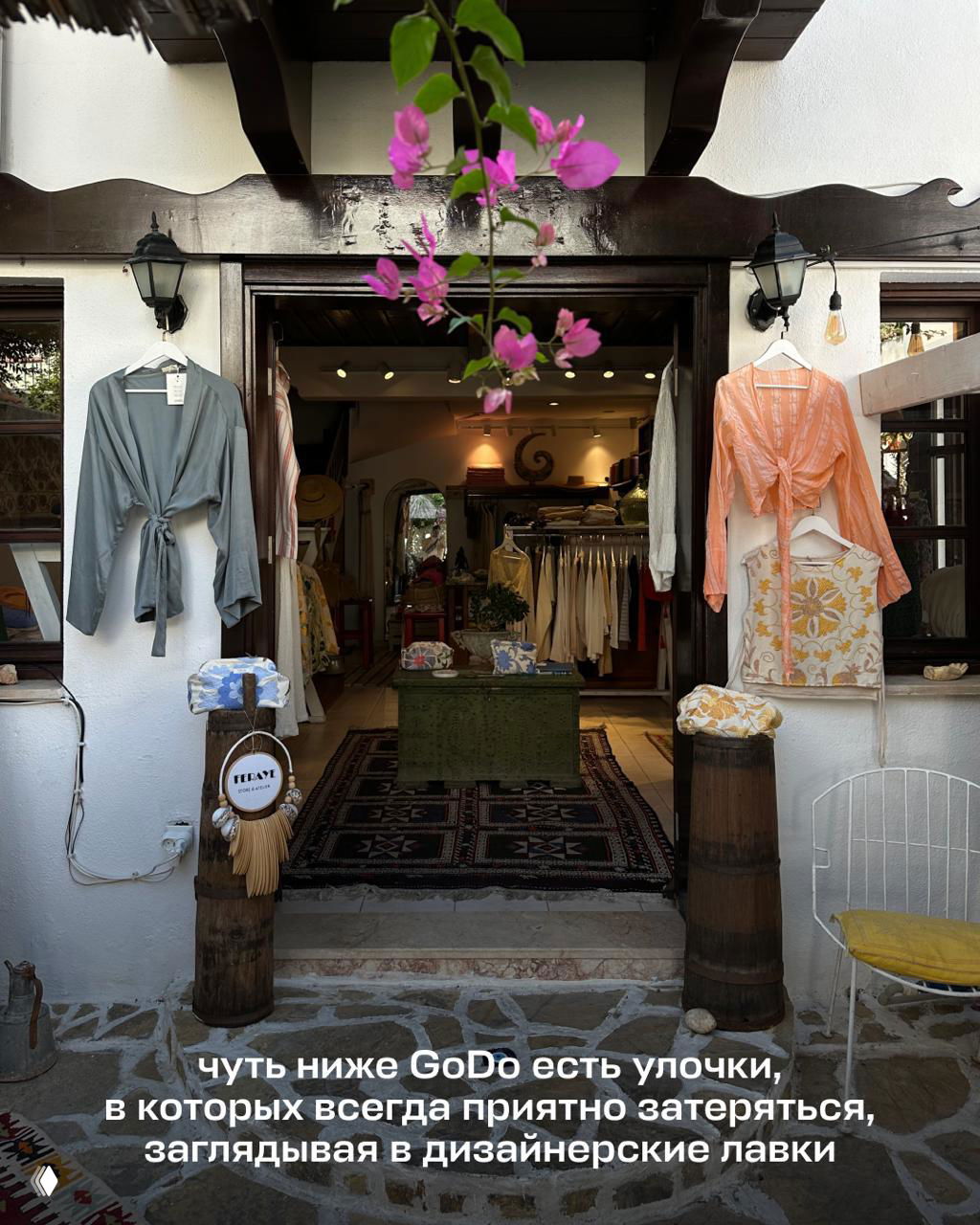 Столик в кофейне с чашкой капучино, десертами и солнечным светом — кадр с деталями утреннего кафе в Каше, атмосферное фото еды и напитков.