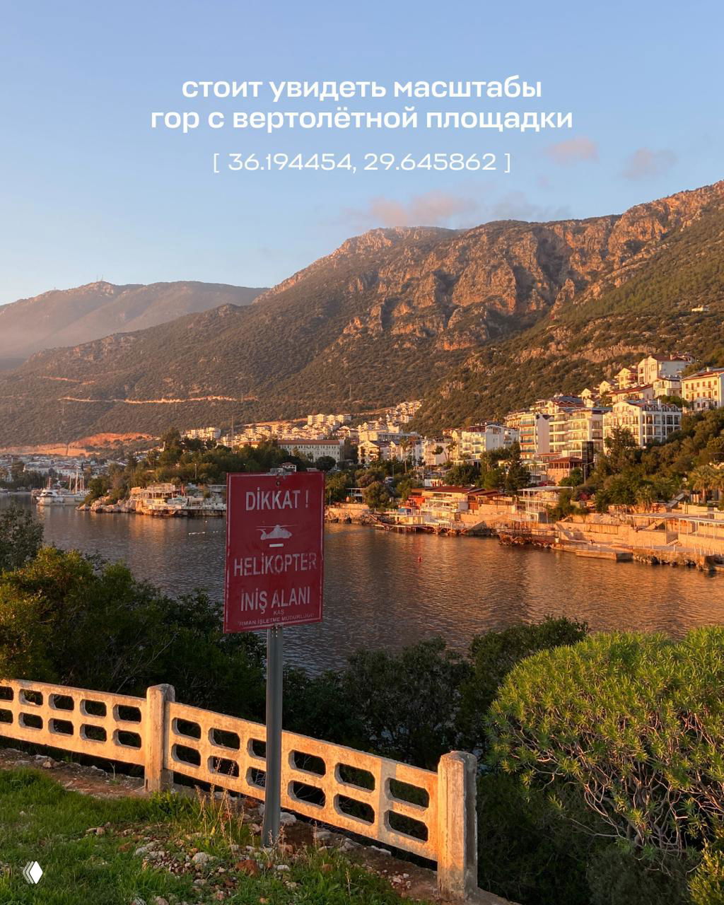 Терраса с видом на море во время заката: деревянные столы и кресла, оливковые деревья и спокойная обстановка — идеальное место для вечернего отдыха.