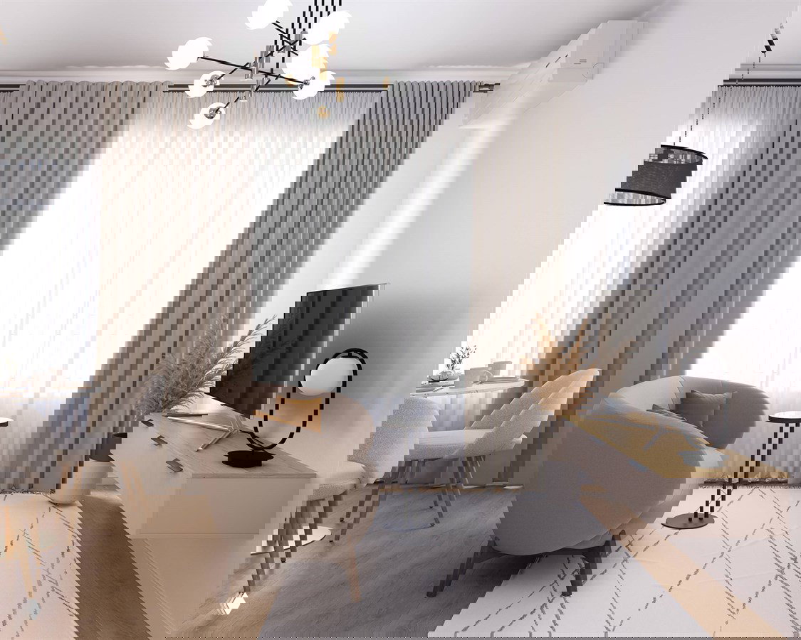 Интерьер компактной гостиной в типовой квартире новостройки: мягкая мебель, телевизор, обеденная зона и большое окно с шторами, много света.