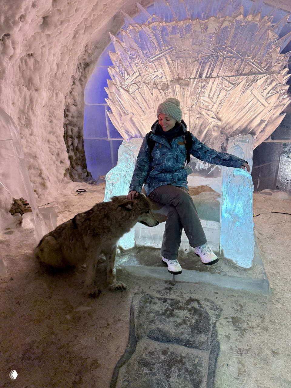 Автор сидит на ледяном троне в «Царстве вечной мерзлоты», рядом находится пёс/хаски; внутри ледяной павильон с резным ледяным креслом и подсветкой.