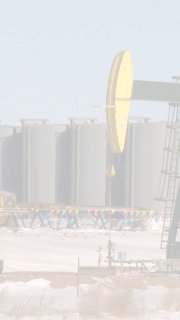 Буровая площадка с насосной установкой, резервуарами и техникой на фоне снега — иллюстрация к объявлению об обучении и документах для помощника бурильщика.