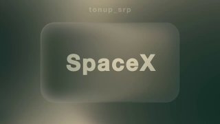 Абстрактное размытие с крупной надписью «SpaceX» и водяным знаком канала tonup_srp — иллюстрация к заметке об IPO SpaceX и упоминанию TON.
