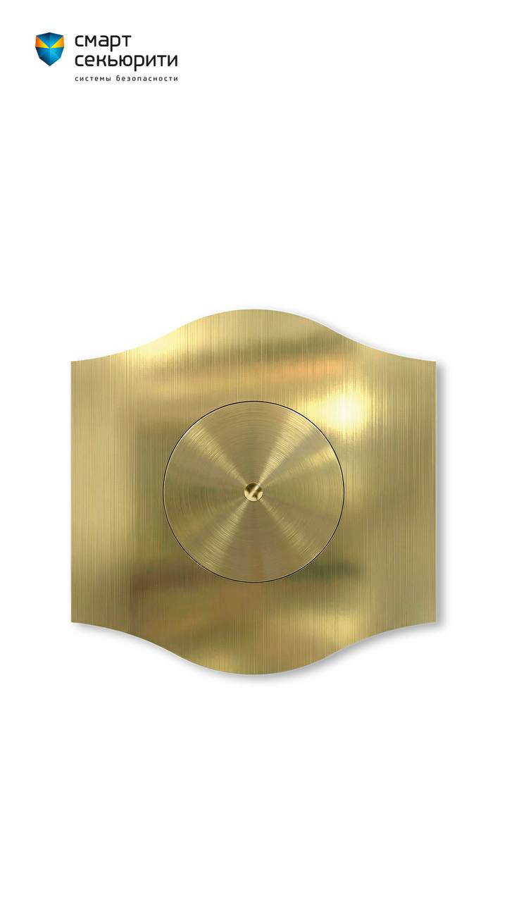 Квадратный компактный модуль домофона в золотистом металле с круглым зеркальным элементом по центру и отражением архитектуры.