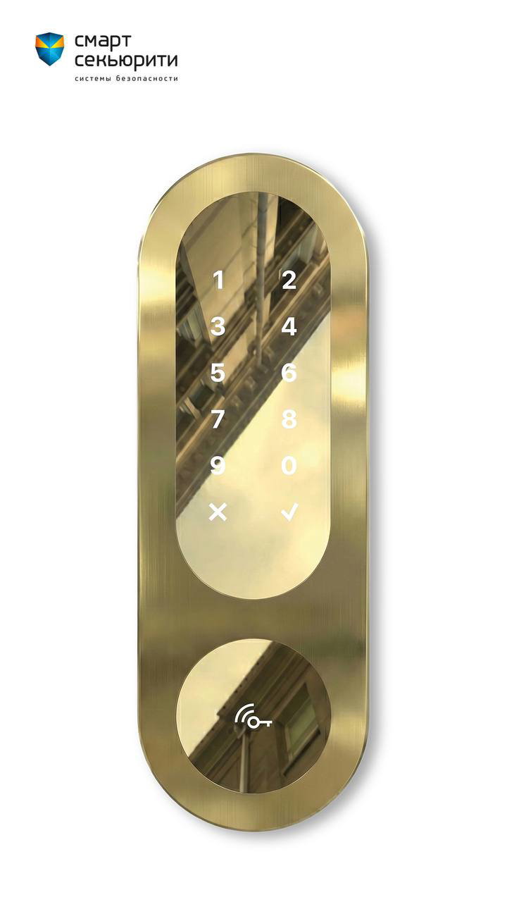 Овальный домофон в золотистом корпусе с подсветкой цифр на сенсорной панели и отражением городской фасадной поверхности.