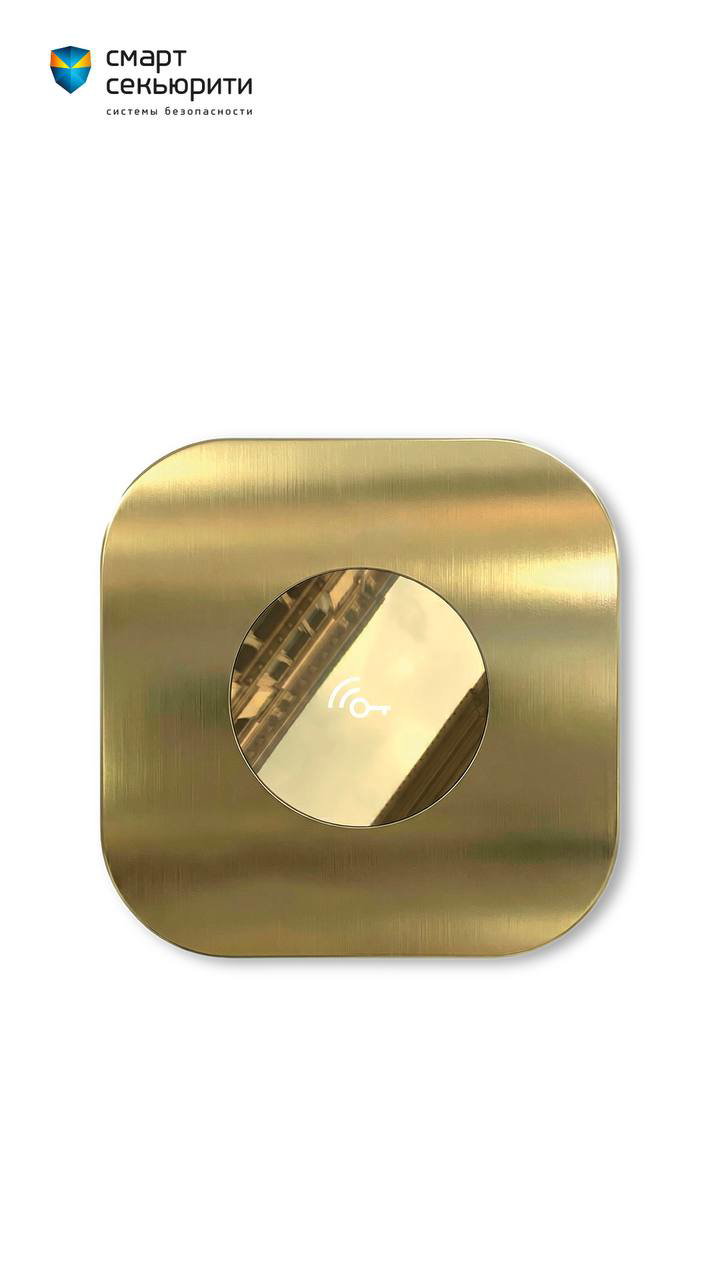 Медный домофон с ровной шлифованной поверхностью и большим количеством сквозных отверстий в верхней части, чистый студийный фон.