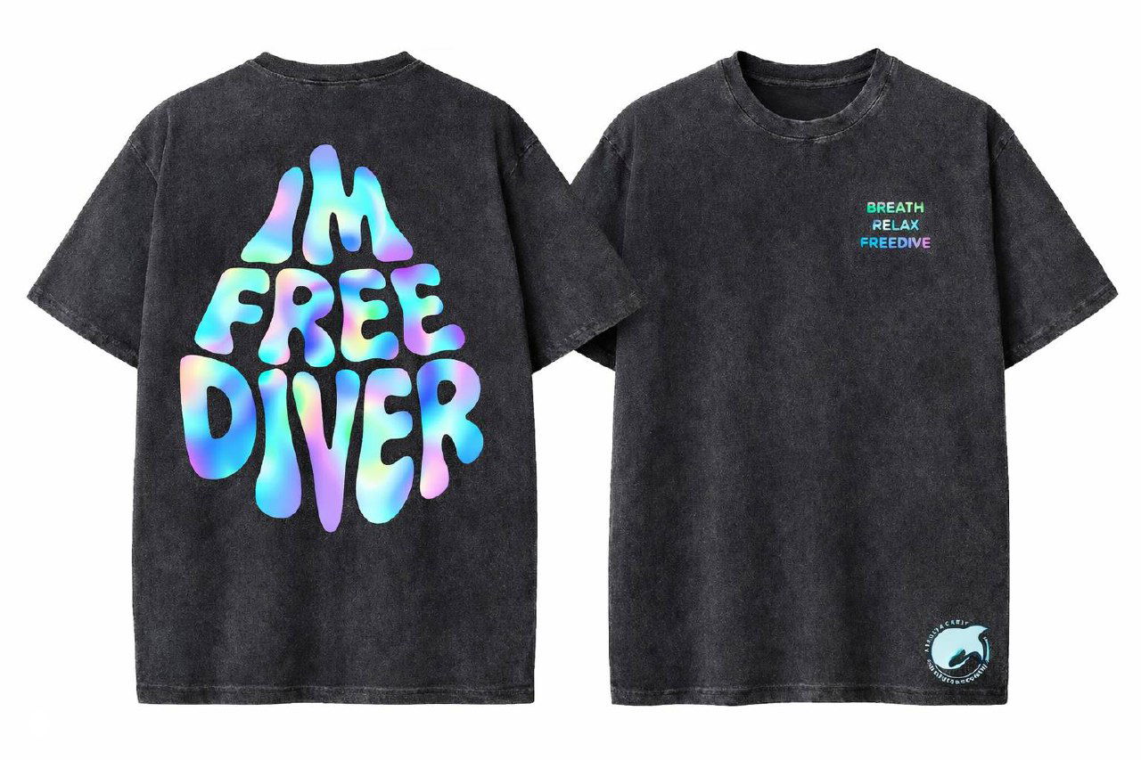 Чёрная футболка с большой голографической надписью «I'M FREE DIVER» на спине и небольшим цветным логотипом на переднем кармане, эффект радужного мерцания.