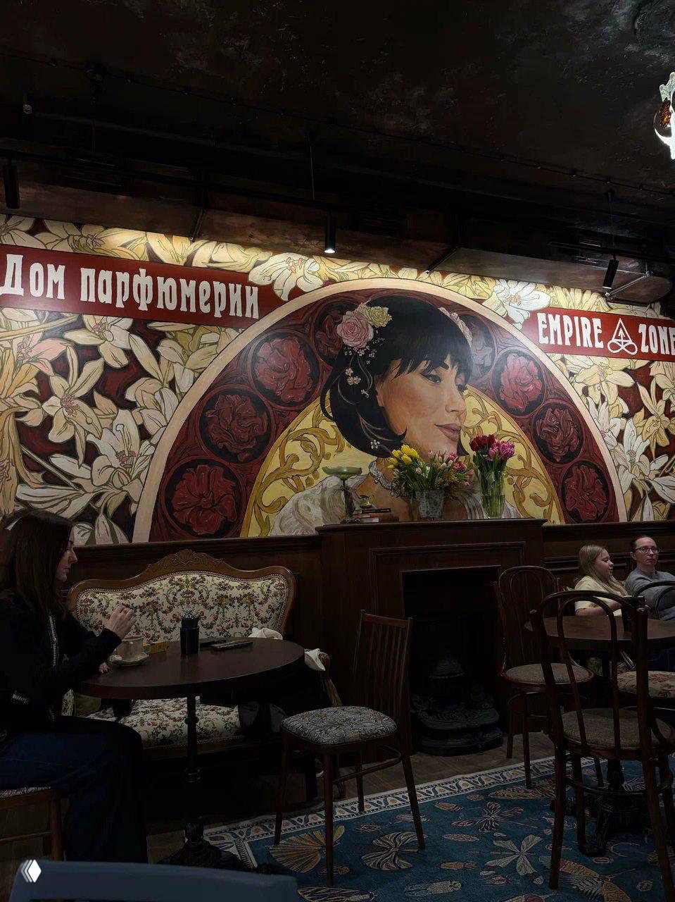 Большая настенная роспись, диваны и столики: сочетание парфюмерного дома и кафейной атмосферы в интерьере Empire Zone рядом с наб. Мойки.