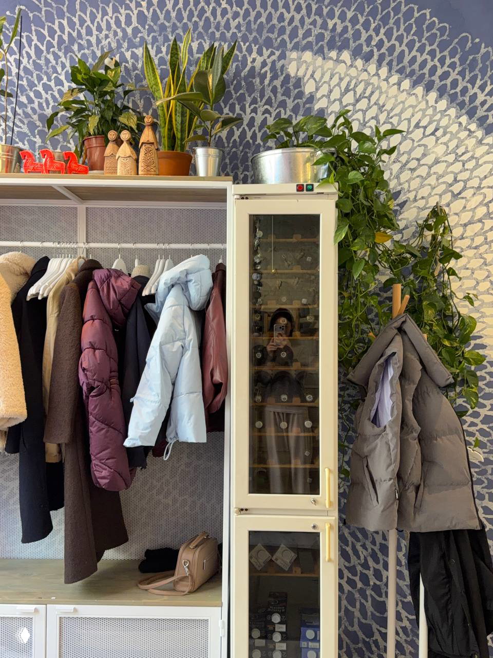 Тарелка с маленькими оладьями, кремовой заправкой и ягодным соусом на цветочной фарфоровой тарелке — эстетическая подача десерта-завтрака.