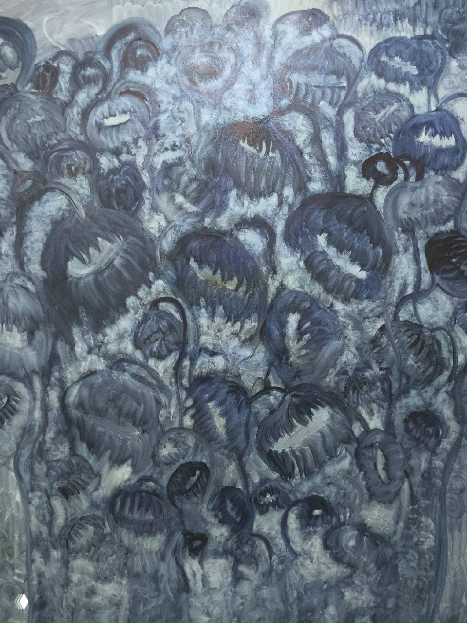 Полотно с абстрактными тёмно‑синими формами и плотными мазками, создающими образ опадающих цветочных голов — одна из картин проекта.