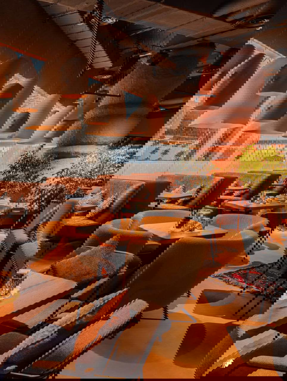 Интерьер просторного ресторана Чабрец в ТРЦ «Голливуд»: два этажа, мягкие кресла, крупные светильники и уютные зоны для больших компаний.