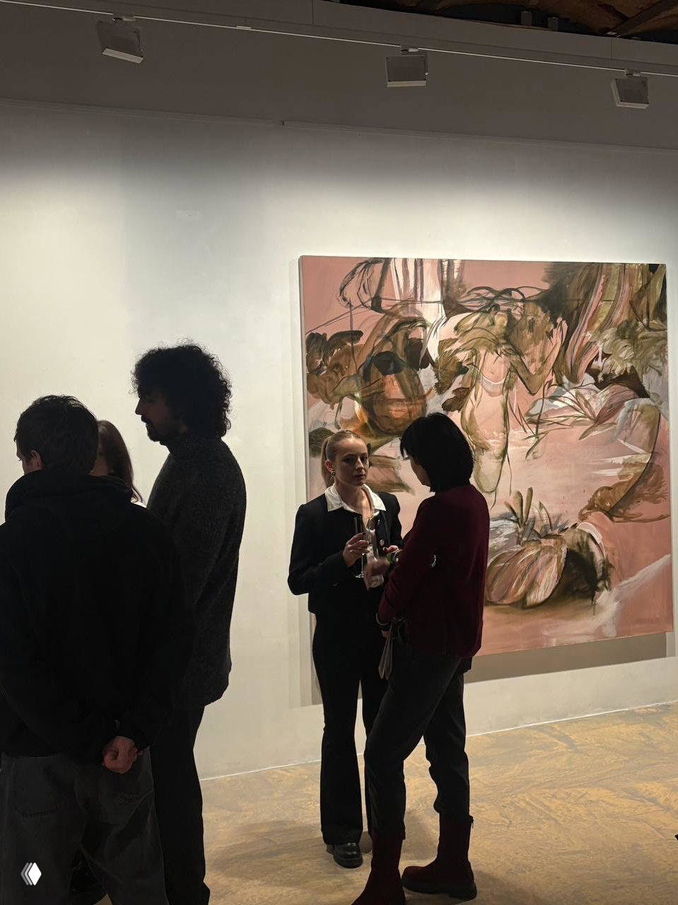 Посетители у большой живописной работы в светлом зале: диалог и наблюдение за крупноформатной современной картиной на белой стене.