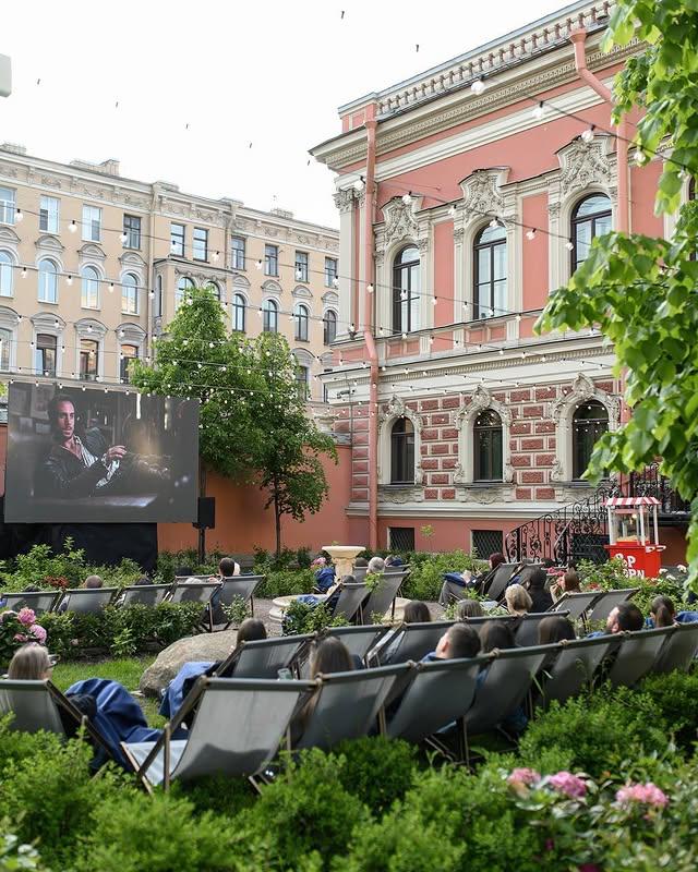 Идём в атмосферный кинотеатр под открытым небом
