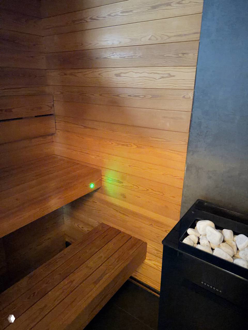 Душевая кабинка с тёмной фурнитурой и настенным смесителем; минималистичный санузел с нейтральной плиткой и чёрными акцентами.