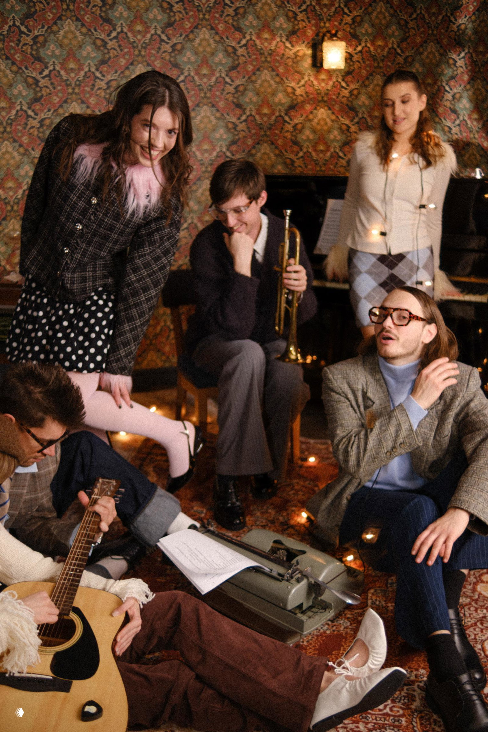 Музыканты-ресторана: бармены и официанты с инструментами в теплом интерьере, гирлянды и печатная машинка рядом — репетиция перед концертом.
