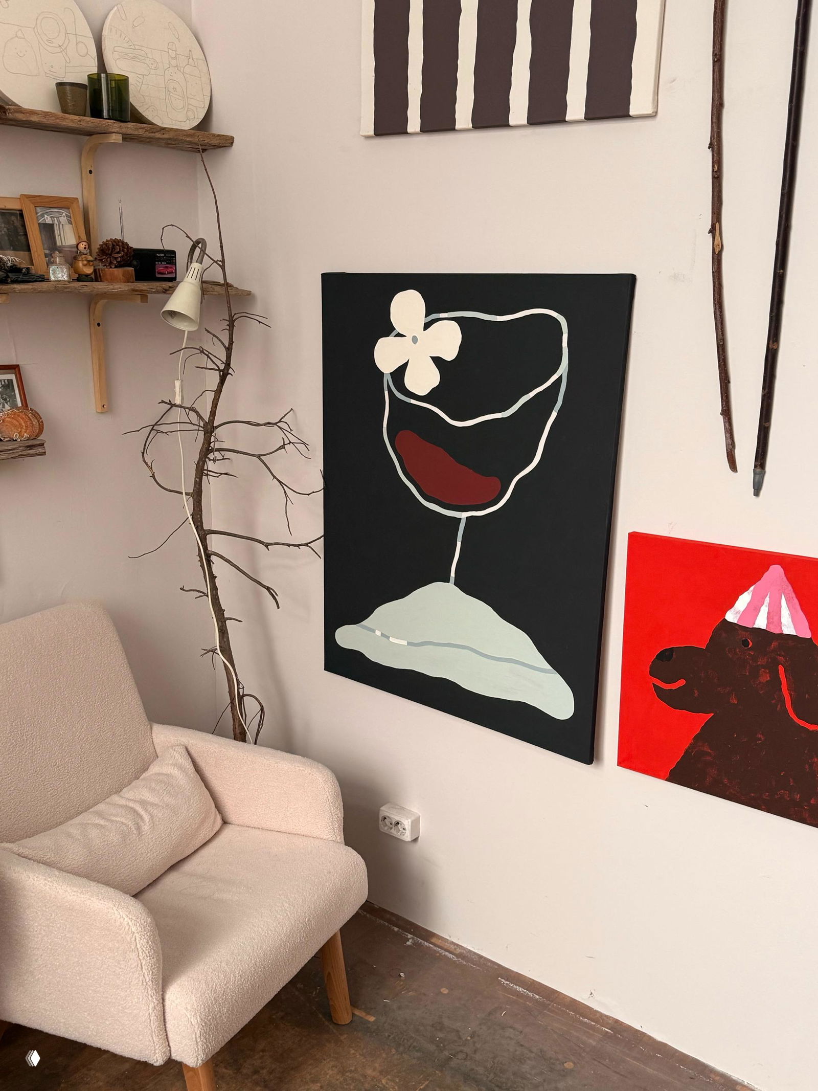 Несколько картин на светлой стене студии: графика бокала и другие работы, часть интерьерной инсталляции для выставки Love is the answer на рынке.