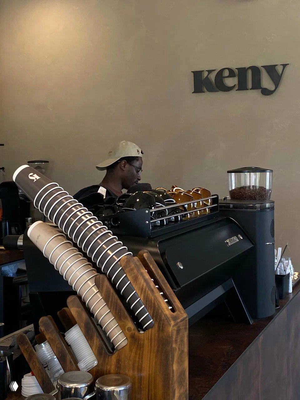 Идём смотреть кино в эстетичной кофейне