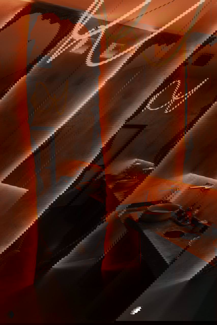 Туалетная комната с рваными зеркалами и тёплой неоновой подсветкой — часть атмосферного дизайнерского решения ресторана.