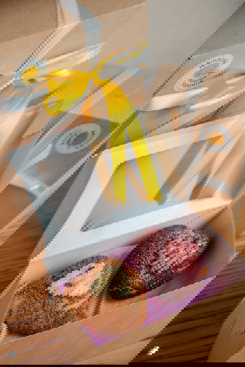 Подарочная коробка с двумя булочками шу в форме сердец: одна с грибным жульеном и куриным филе, другая с клубничным кули.