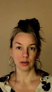 Крупный план портрета женщины-автора: лицо в тёплом свете, естественный вид, лёгкий макияж, спокойное задумчивое выражение.