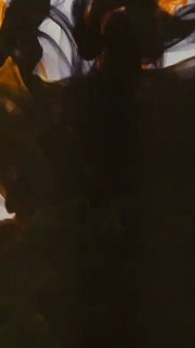 Темный абстрактный кадр: размытые черниловые пятна и тёмный силуэт, создающие ощущение движения и эмоций, ассоциирующихся с танцем на светлом фоне.