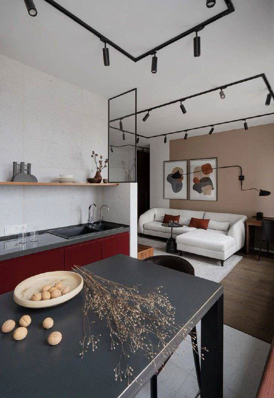 Кухонно-гостинная с тёмно-бордовыми фасадами и рабочей зоной, изображение содержит цифровые искажения/артефакты, но видна общая компоновка пространства.