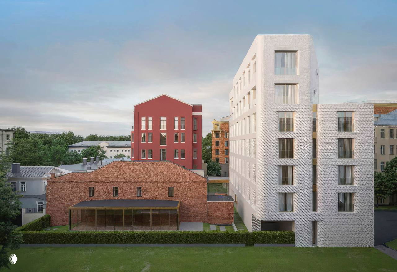 Общий вид на комплекс с территории: красный двухэтажный исторический дом и современный семиэтажный корпус на фоне городской застройки в рендере.