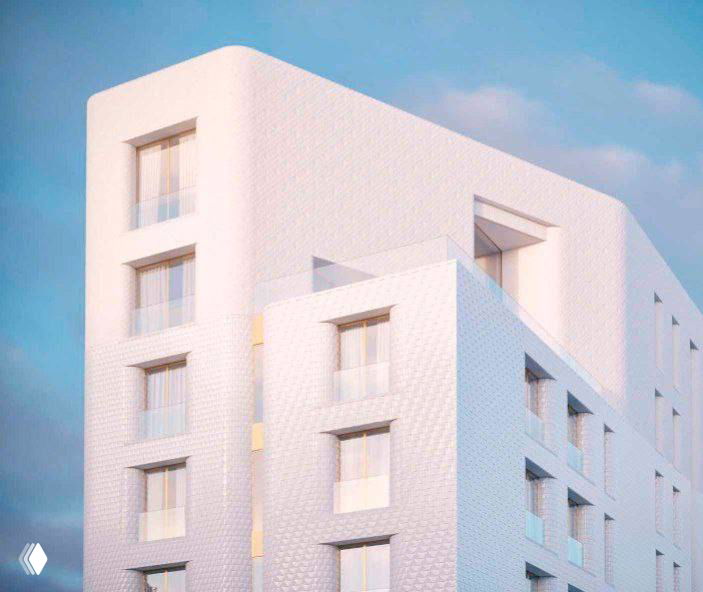 Вид внутреннего прохода между корпусами с декоративной золотистой аркой, стеклянными входами и клумбами — визуализация связи зданий и подъездных путей.