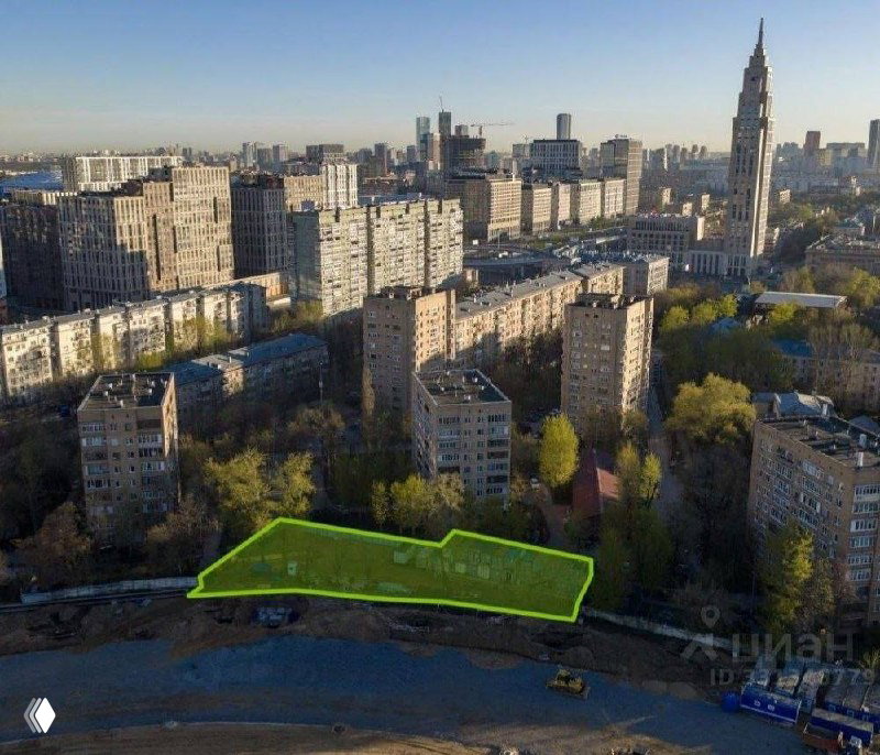Аэрофотосъёмка участка на Беговой аллее с выделенной зелёной границей на фоне ипподрома и соседней жилой застройки.