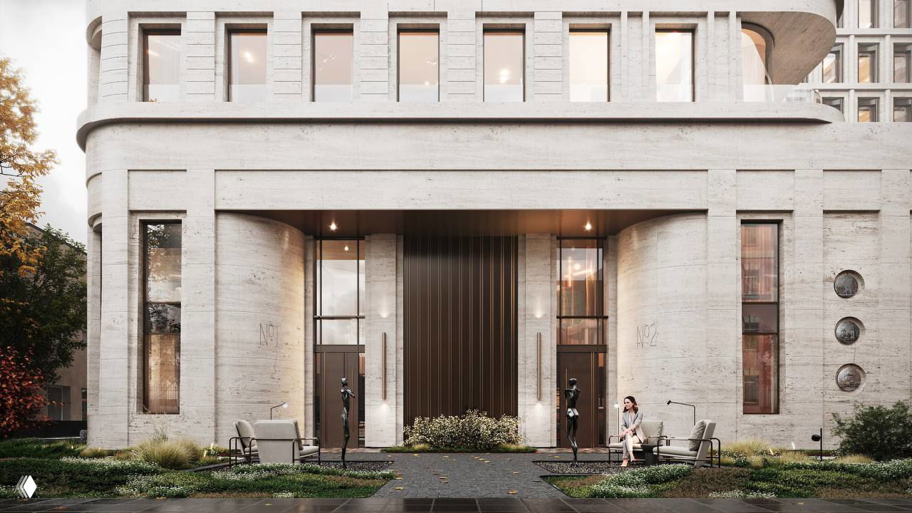 Низовой ракурс входной части ЖК «Большая Ордынка, 4»: массивные колонны, большие витражные окна и благоустроенная зелёная зона перед входом.