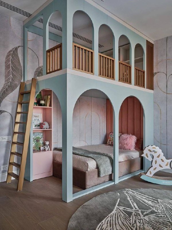 Детская с двухуровневой архитектурной конструкцией и арками, игровая зона с лестницей и встроенными полками для хранения и декора.