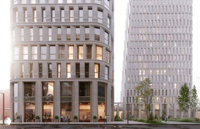 Крупный план фасада башни: закруглённые углы, ритмичная кирпично‑фактурная отделка и стеклянные элементы, подчёркивающие сочетание исторического и современного характеров фасада.