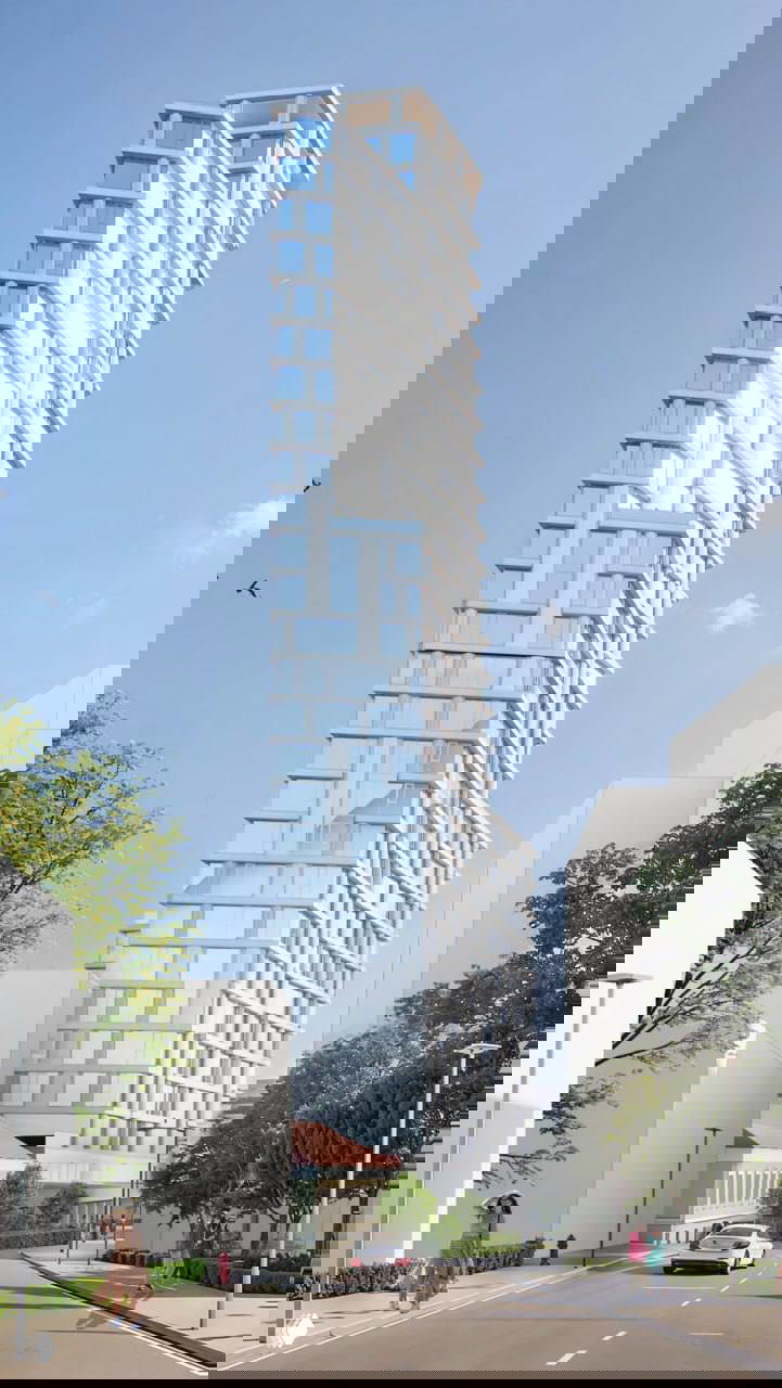 Перспективный вид башни‑паруса в окружении городских улиц: сочетание высокой тонкой части и более массивной ступенчатой базы в красочных визуализациях.