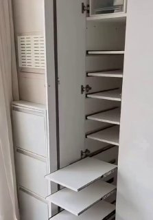 Узкий белый шкаф с выдвижными полками для обуви, на фото показан пример компактного вертикального хранения нескольких пар