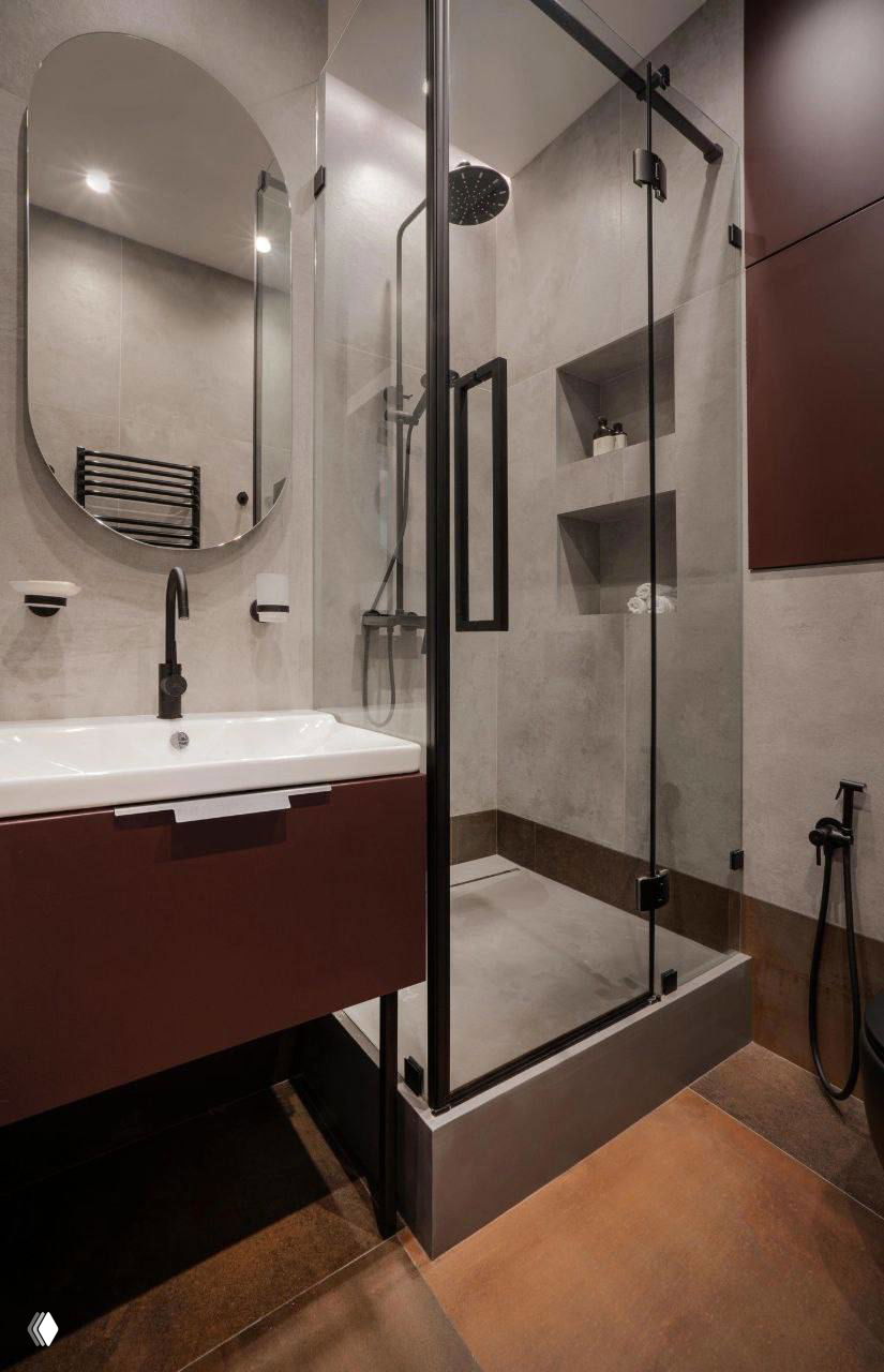 Рабочая зона у окна: компактный стол с компьютером, рядом кровать и гитара у окна — сочетание спальни и офиса с видом на город из окна.