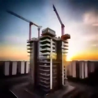Строящийся многоэтажный жилой дом с башенными кранами на фоне заката — иллюстрация обзора цен на новостройки.