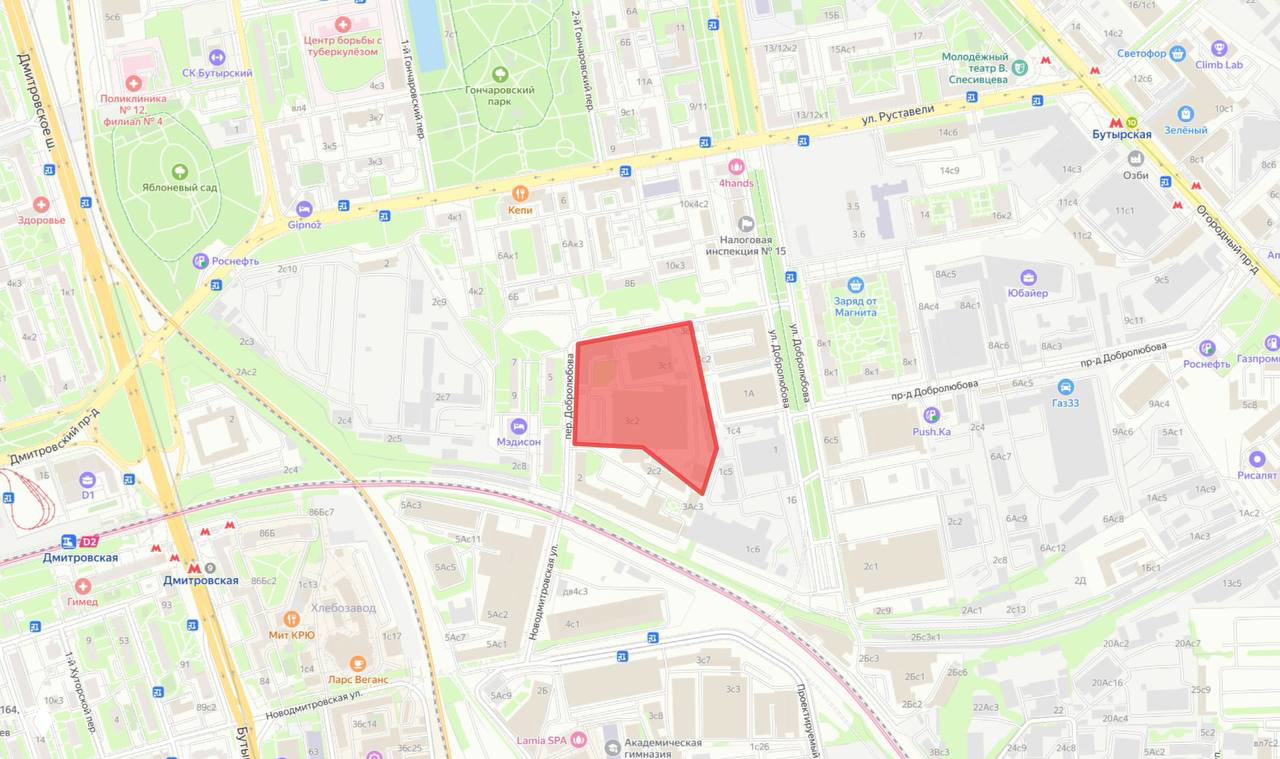 Карта участка: границы территории на проезде Добролюбова выделены красным, рядом видны улицы и станции метро для ориентира.