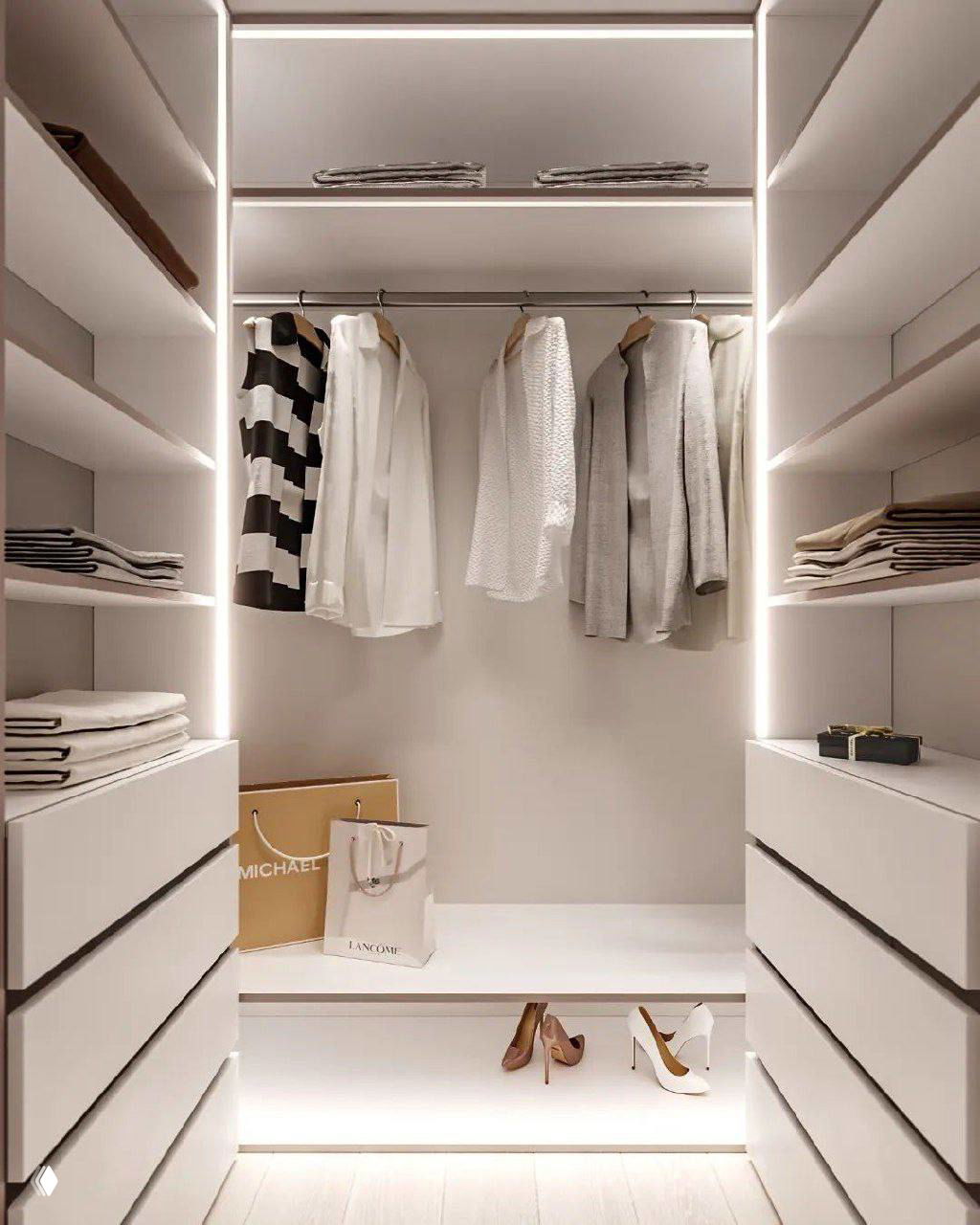 Гардеробная в однокомнатной квартире 36 м²: узкая но вместительная система хранения с подсветкой полок, вешалками и выдвижными ящиками.