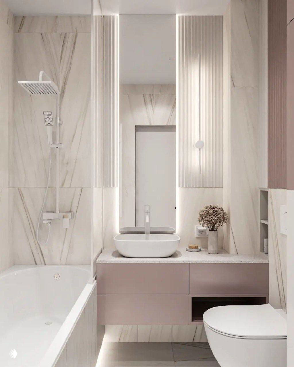 Санузел в однушке 36 м²: ванна, подвесная тумба с раковиной, мраморная плитка и вертикальные световые элементы по бокам зеркала.