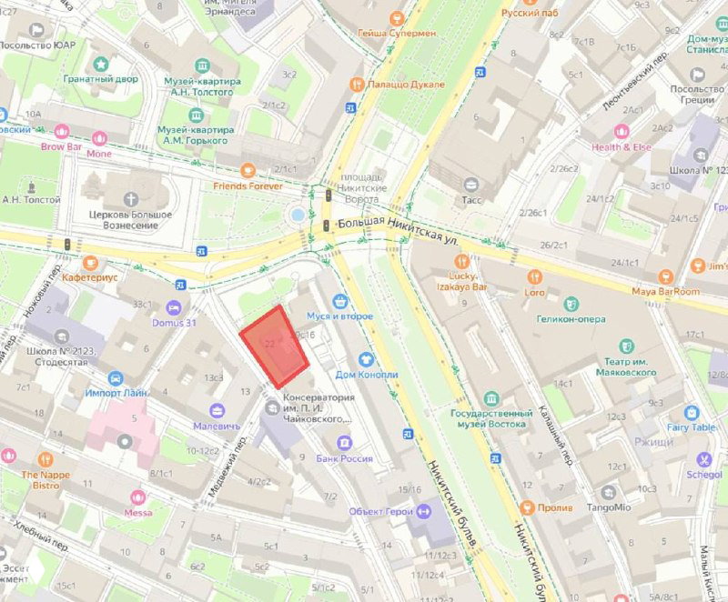 Карта с отмеченным красным участком в центре Москвы рядом с Никитскими воротами и Большой Никитской улицей, показывающая местоположение отменённого проекта.
