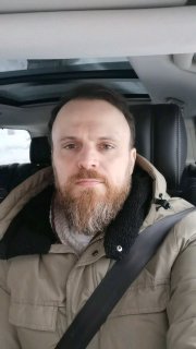 Сергей Макаров в салоне автомобиля в зимней куртке и с ремнём безопасности — кадр превью видео-ответа о проверке ГАБа.