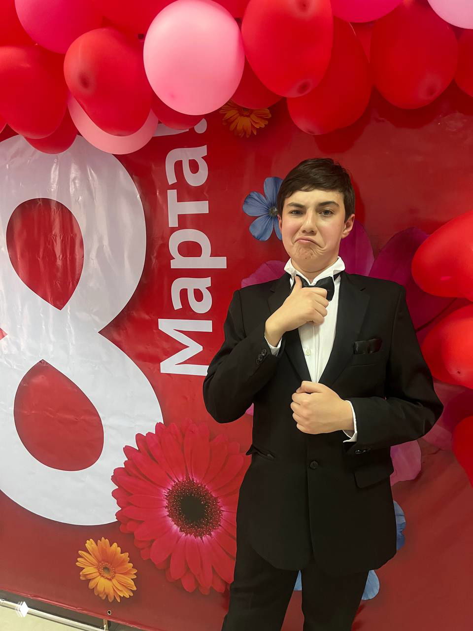 Никита вёл школьный предпраздничный концерт