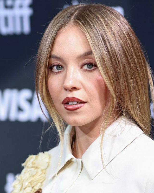 У Сидни Суини роман?