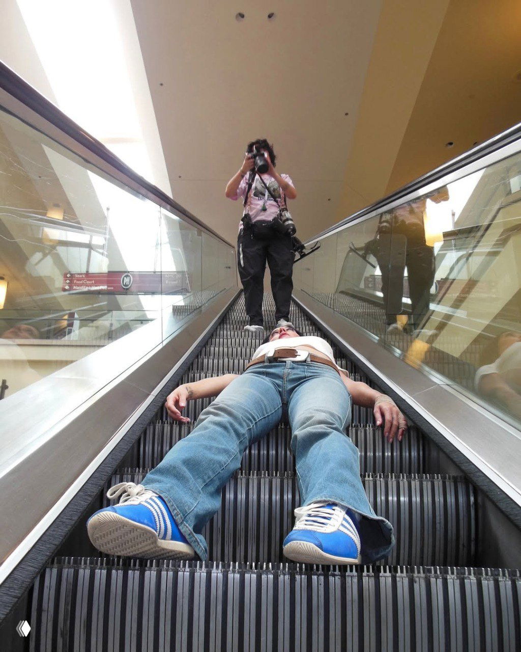 Кэти Перри повисла и легла на эскалаторе