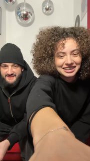 Селфи Саня Бекер и её муж Janil улыбаются в домашнем кадре/видео; крупный план, видно эмоциональное ожидание и радость пары.